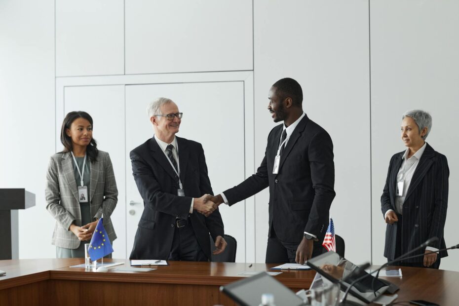 Acordo UE-Mercosul — bandeiras da União Europeia e países do Mercosul em cerimônia oficial