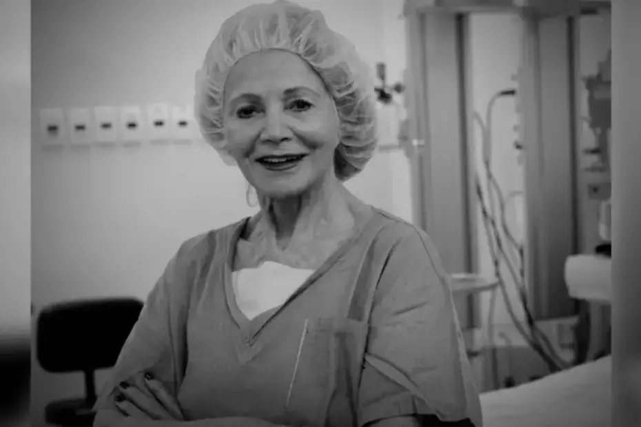 Angelita Habr Gama, renomada médica e pioneira da coloproctologia no Brasil, em seu ambiente de trabalho.