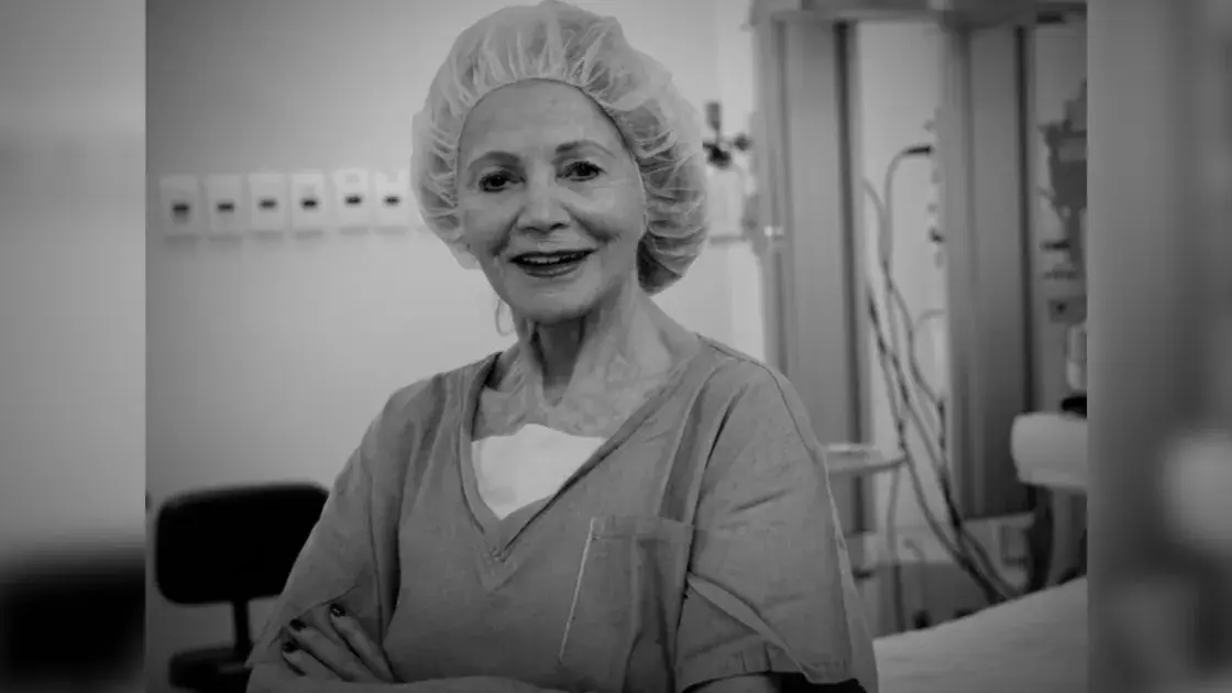 Angelita Habr Gama, renomada médica e pioneira da coloproctologia no Brasil, em seu ambiente de trabalho.