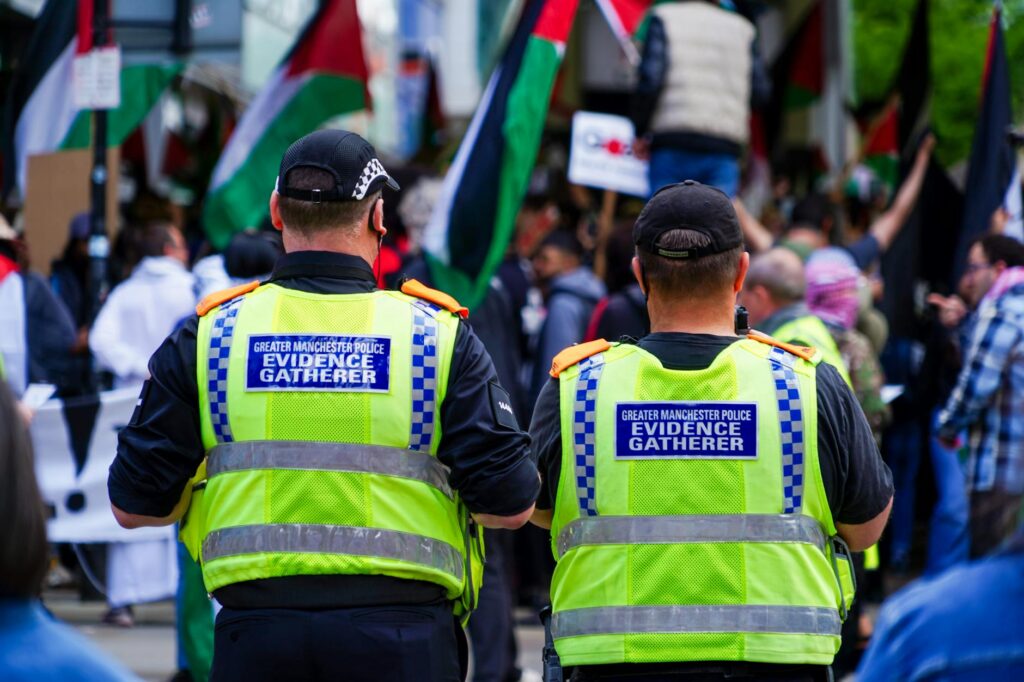 Antissemitismo Reino Unido — sinagoga britânica com reforço policial após ataques