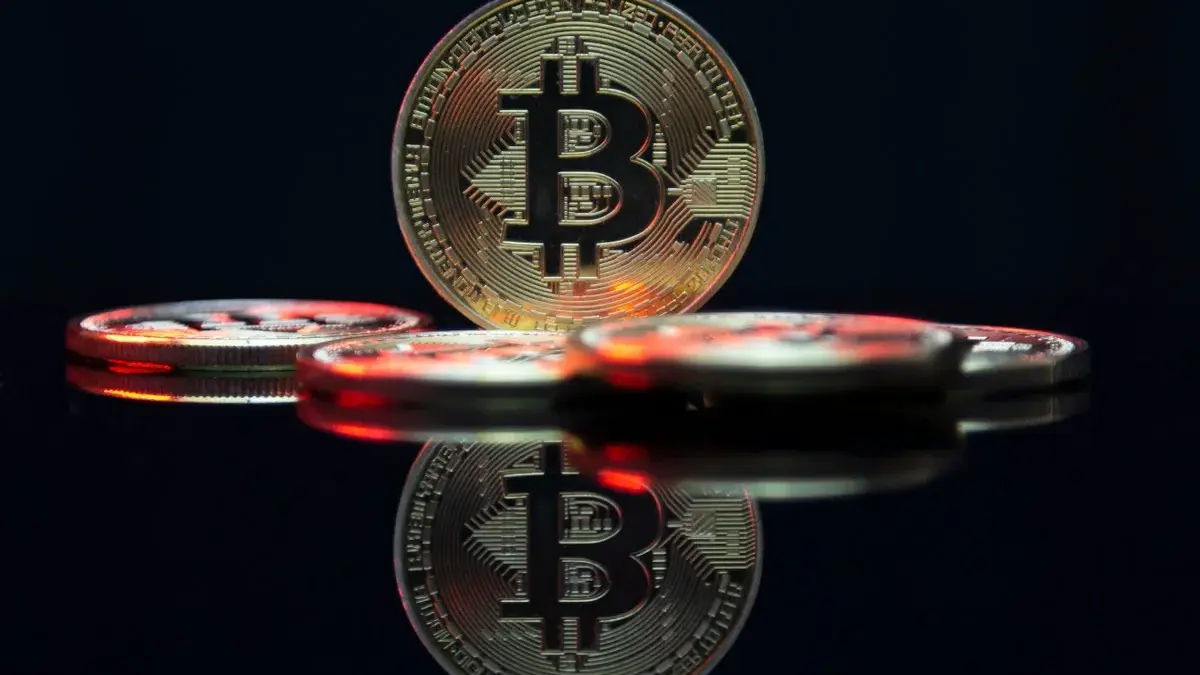 Bitcoin se recupera e supera R$ 100.000, impulsionado pela trégua entre EUA e Irã, gerando otimismo no mercado financeiro.