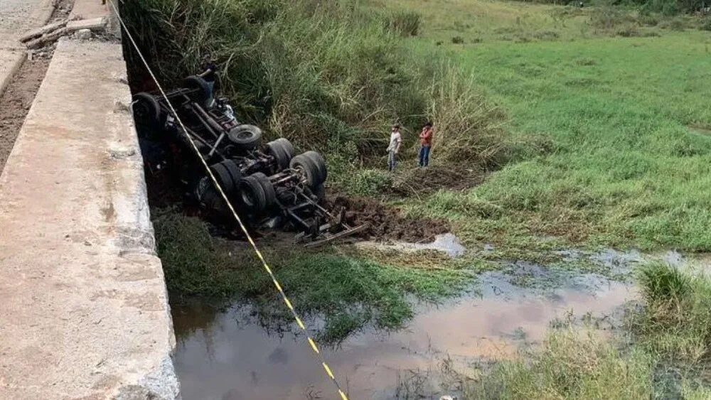 Leia mais sobre o artigo Caminhão cai de ponte em Minas Gerais e motorista morre em acidente trágico