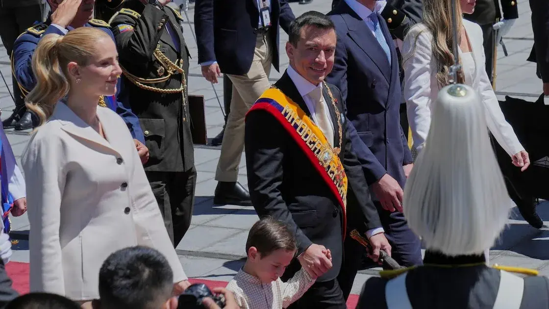 Daniel Noboa é acusado de interferir nas eleições presidenciais da Colômbia, onde candidatos disputam a sucessão de Gustavo.