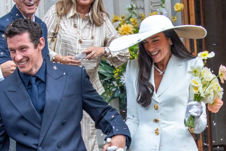Dua Lipa e Callum Turner trocam votos durante cerimônia íntima de casamento no Old Marylebone Town Hall em Londres.