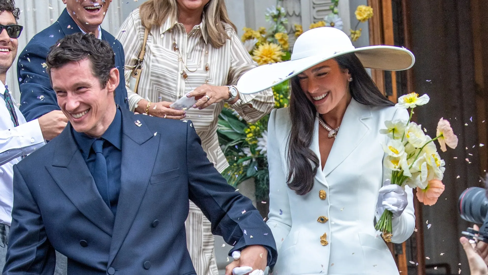 Dua Lipa e Callum Turner trocam votos durante cerimônia íntima de casamento no Old Marylebone Town Hall em Londres.