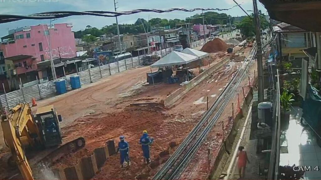 Envelhecimento da população — idosos na fila para vacinação em Goiânia