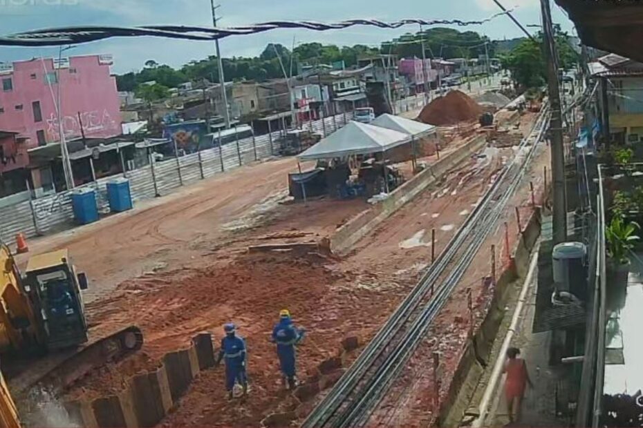 Envelhecimento da população — idosos na fila para vacinação em Goiânia