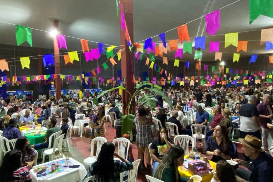 "Evento Arraiá dos APAExonados em Guarapari, promovido pela Apae, com música, danças e inclusão social."