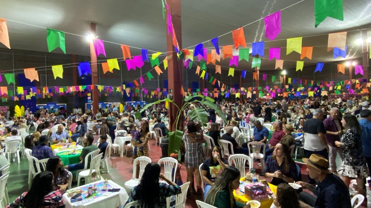 "Evento Arraiá dos APAExonados em Guarapari, promovido pela Apae, com música, danças e inclusão social."