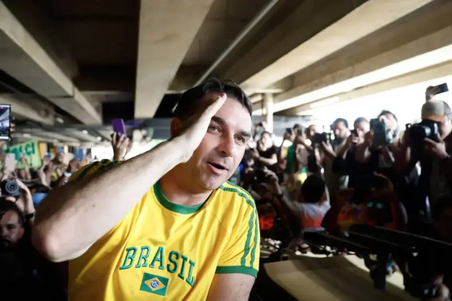 "Flávio Bolsonaro critica Lula por defender criminosos e destaca a classificação de facções como grupos terroristas."