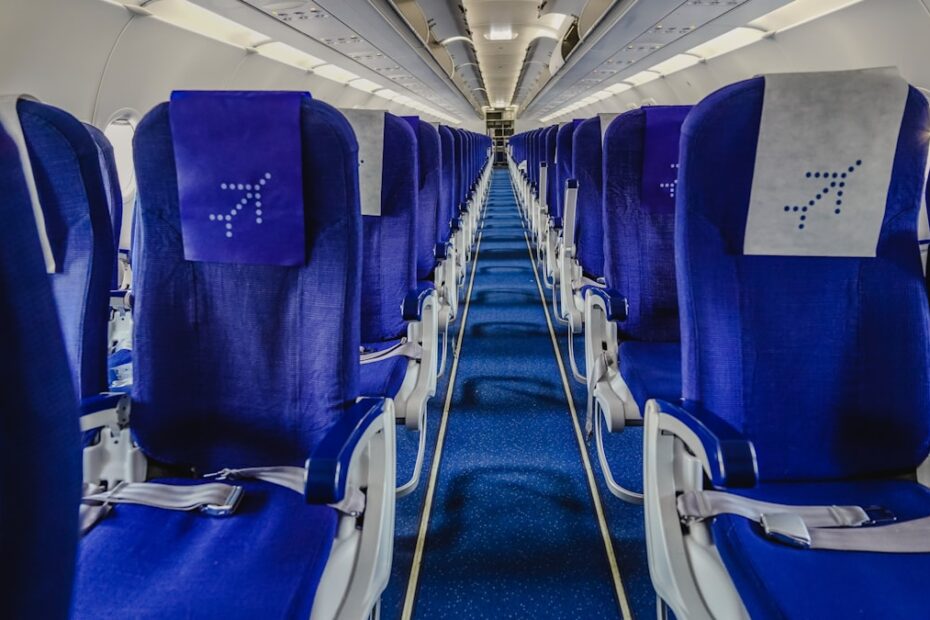 Pastora mirim de 10 anos — interior de avião comercial com comissários de bordo