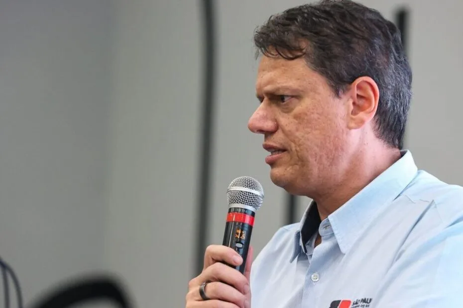 "Governador Tarcísio de Freitas em evento, destacando-se nas intenções de voto em São Paulo com 47,3%."