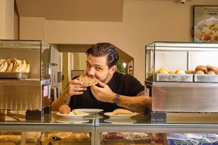 Imagem da loja Esfiha Imigrantes, destacando o sucesso do delivery no Brasil com 70 mil pedidos mensais.