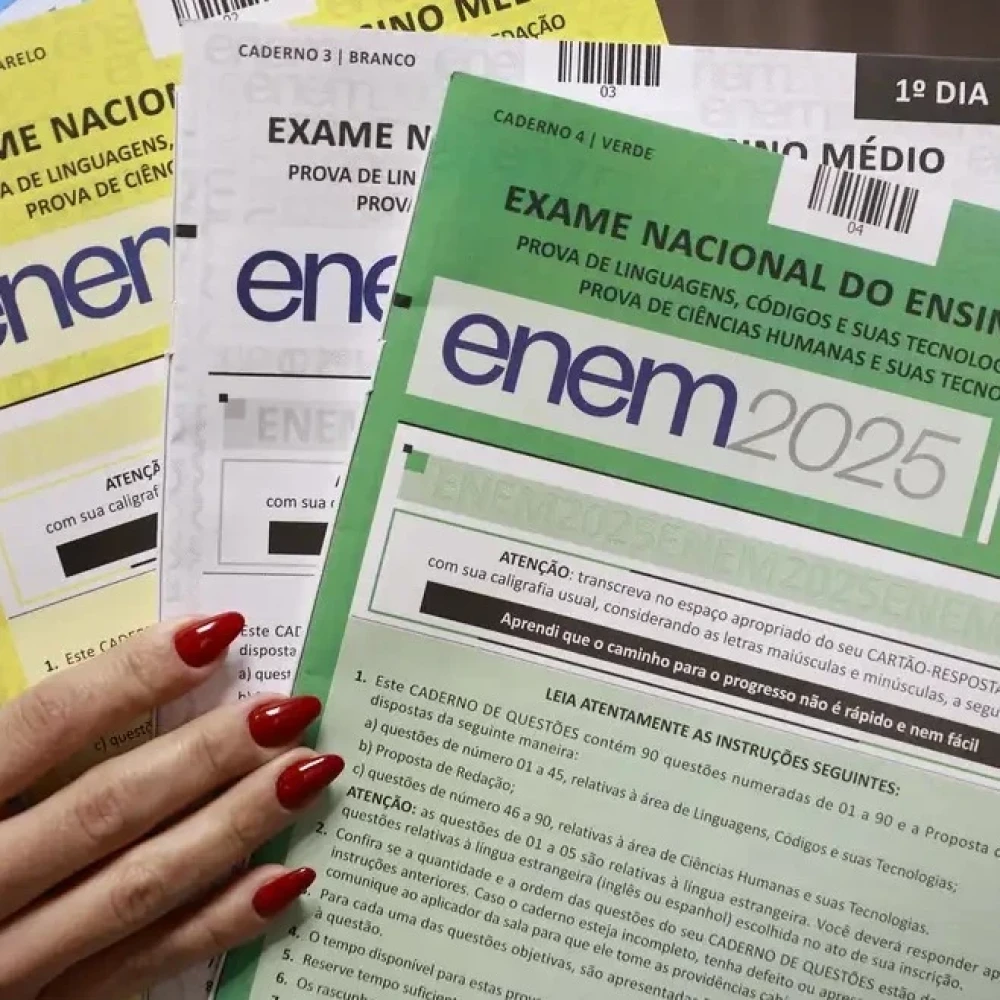 "Imagem de candidatos discutindo sobre a isenção do Enem, com destaque para informações sobre recursos até 15 de maio."