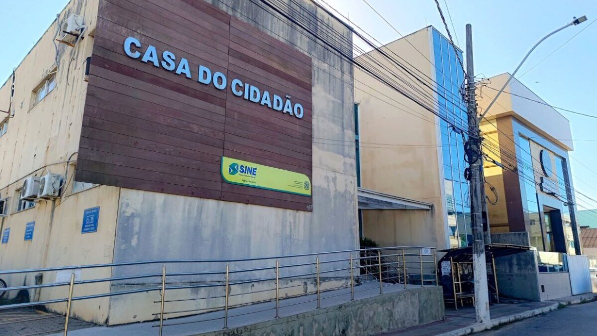 Imagem de cartaz do Sine de Anchieta anunciando 10 novas vagas de emprego na Casa do Cidadão. Oportunidade para moradores.