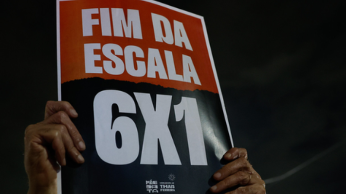 Imagem de Clemente Ganz Lúcio discutindo a proposta de redução da jornada de trabalho no Brasil, destacando sua importância.