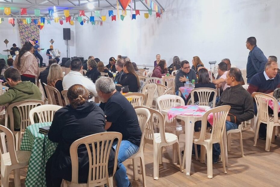 Imagem de crianças sorrindo durante o evento Sertanejo Solidário em Guarapari, promovido pela Associação Crescer com Viver.
