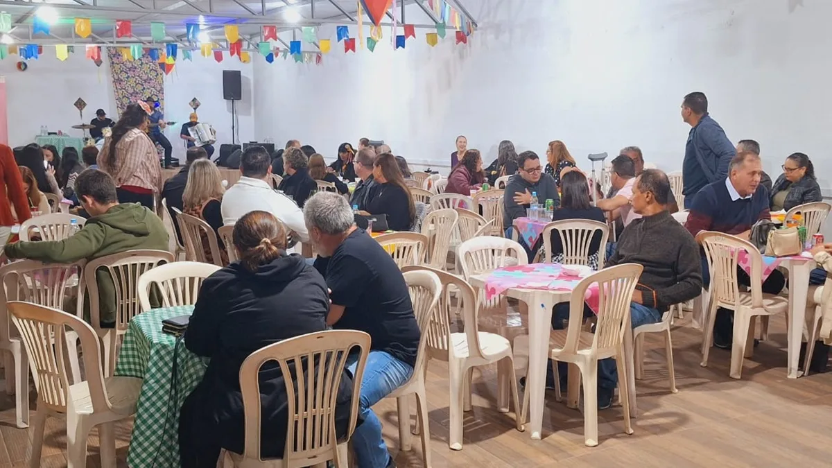 Imagem de crianças sorrindo durante o evento Sertanejo Solidário em Guarapari, promovido pela Associação Crescer com Viver.