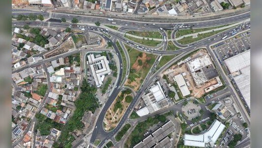 "Imagem de desvios na Avenida Mário Gurgel, Cariacica, com sinalização para obras do viaduto no Trevo de Alto Lage."