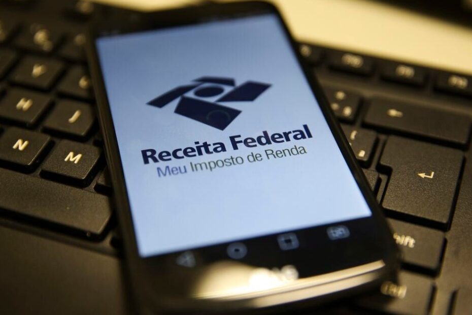 Imagem de gráfico ilustrando o número de declarações do Imposto de Renda enviadas e pendentes, destacando 5,1 milhões em atra