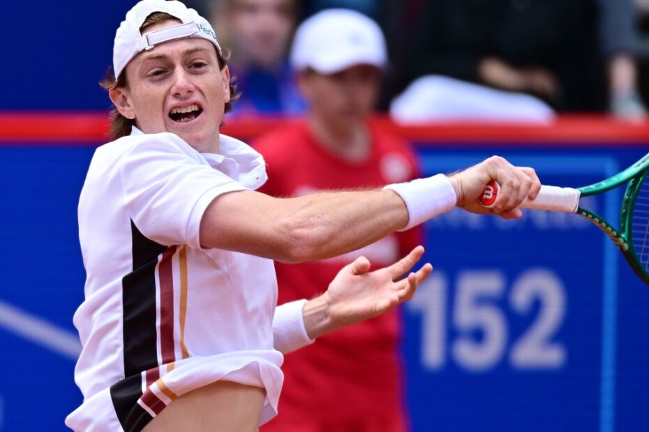 Imagem de Ignacio Buse, jovem tenista peruano, celebrando sua vitória nas quartas de final do ATP 500 de Hamburgo.