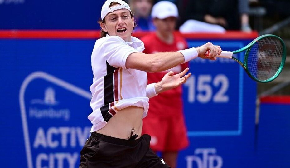Imagem de Ignacio Buse, tenista peruano, celebrando sua vitória nas quartas de final do ATP 500 de Hamburgo.