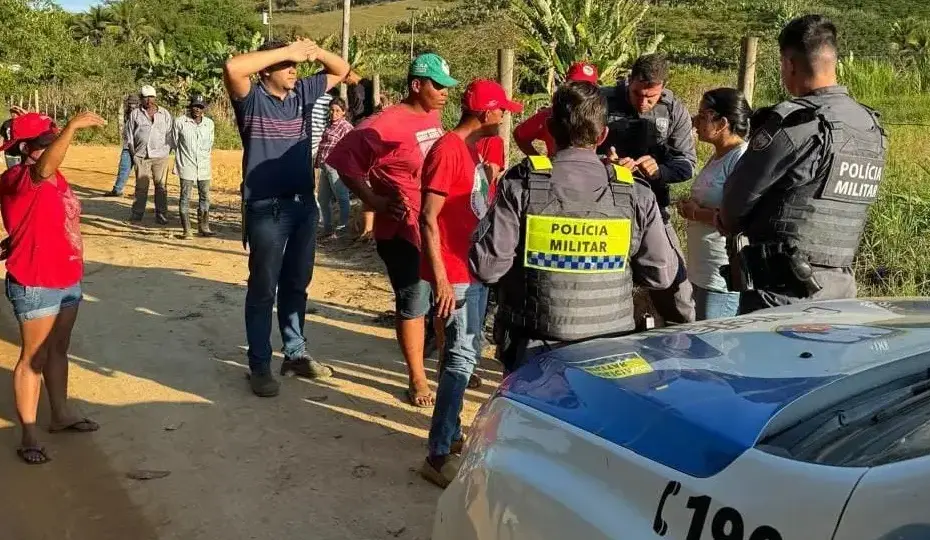 Imagem de integrantes do MST ocupando área próxima à Safra em Cachoeiro, destacando mobilização e ações legais.