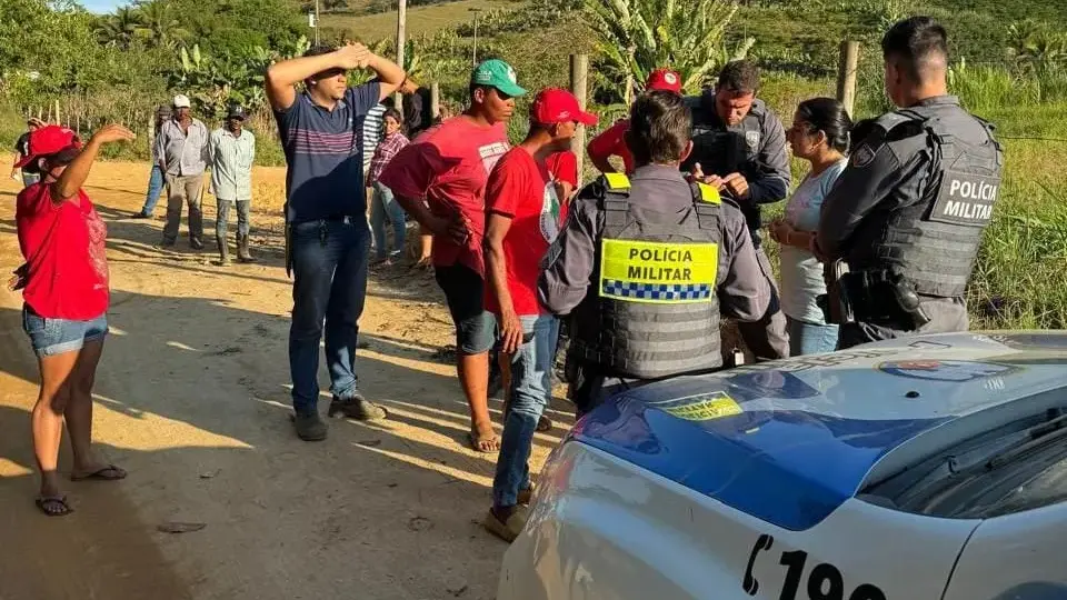 Imagem de integrantes do MST ocupando área próxima à Safra em Cachoeiro, destacando mobilização e ações legais.
