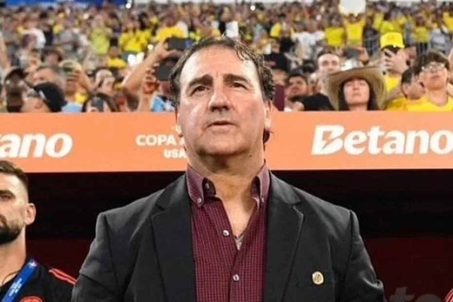Imagem de Kevin Viveros em campo, destacado por sua performance no Campeonato Brasileiro, excluído da seleção colombiana.