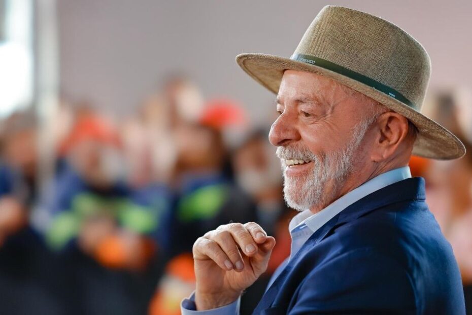 Imagem de Lula durante campanha eleitoral, com destaque para sua liderança nas pesquisas com 46,5%, superando Flávio Bolsonar