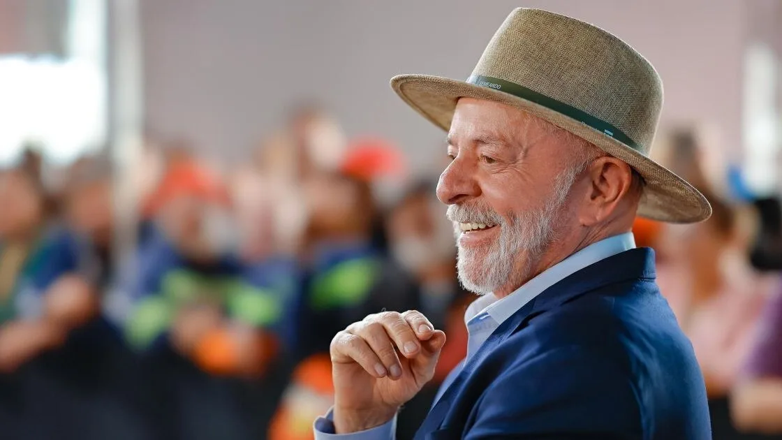 Leia mais sobre o artigo Lula lidera pesquisa eleitoral com 46,5% e supera Flávio Bolsonaro após crise política significativa