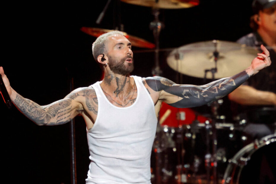 Imagem de Maroon 5 durante apresentação ao vivo, anunciando shows no Brasil em setembro de 2026. Pré-venda de ingressos.