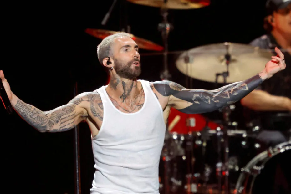 Imagem de Maroon 5 durante apresentação ao vivo, anunciando shows no Brasil em setembro de 2026. Pré-venda de ingressos.