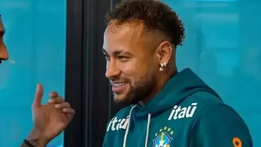 "Imagem de Neymar em treino da Seleção Brasileira, apesar da lesão na panturrilha, garantindo sua presença nos amistosos."