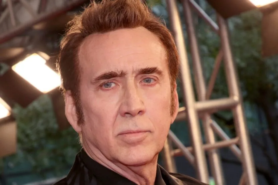 "Imagem de Nicolas Cage em 'Spider-Noir', refletindo sua nova visão sobre produções de TV e influências de 'Breaking Bad'."