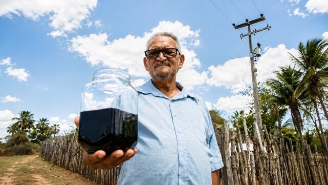 Imagem de poço de petróleo no sertão do Ceará, destacando a recente descoberta e seu impacto na economia local.