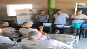 Imagem de produtores rurais participando de curso sobre fabricação de queijos especiais em Guarapari, 2026.