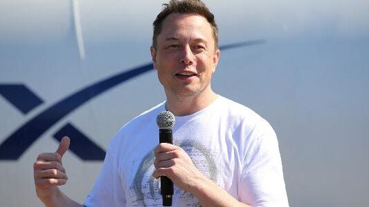 Imagem de reunião da equipe da SpaceX discutindo desafios no Brasil para abertura de capital e estratégias de expansão.