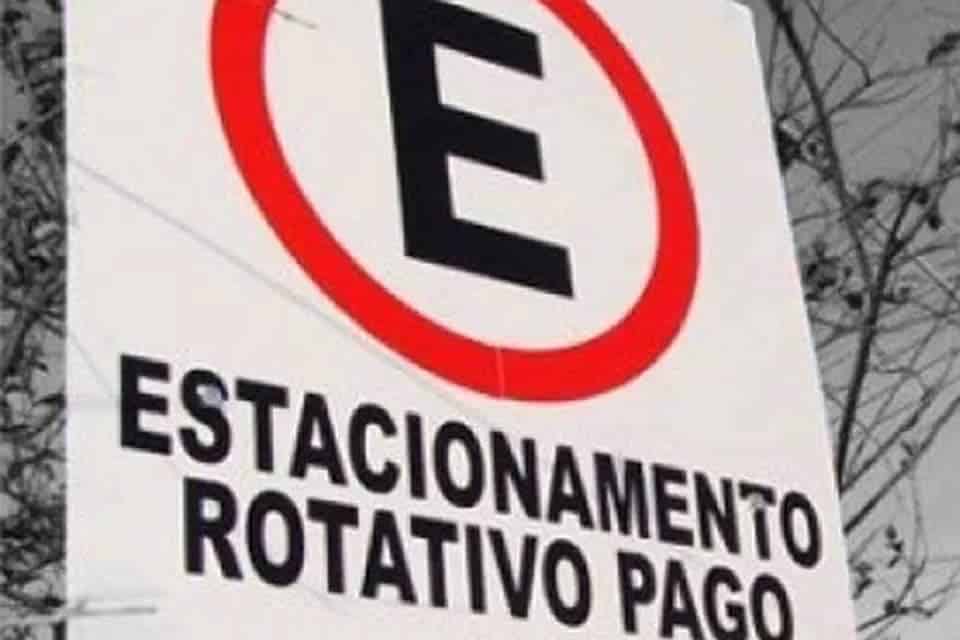 Imagem de reunião do TCE-ES com conselheiro Rodrigo Chamoun discutindo irregularidades no estacionamento rotativo em Vitória.