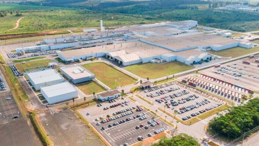 Imagem de scooter a hidrogênio da Toyota, destacando tecnologia de célula de combustível e cartuchos removíveis para recarga.