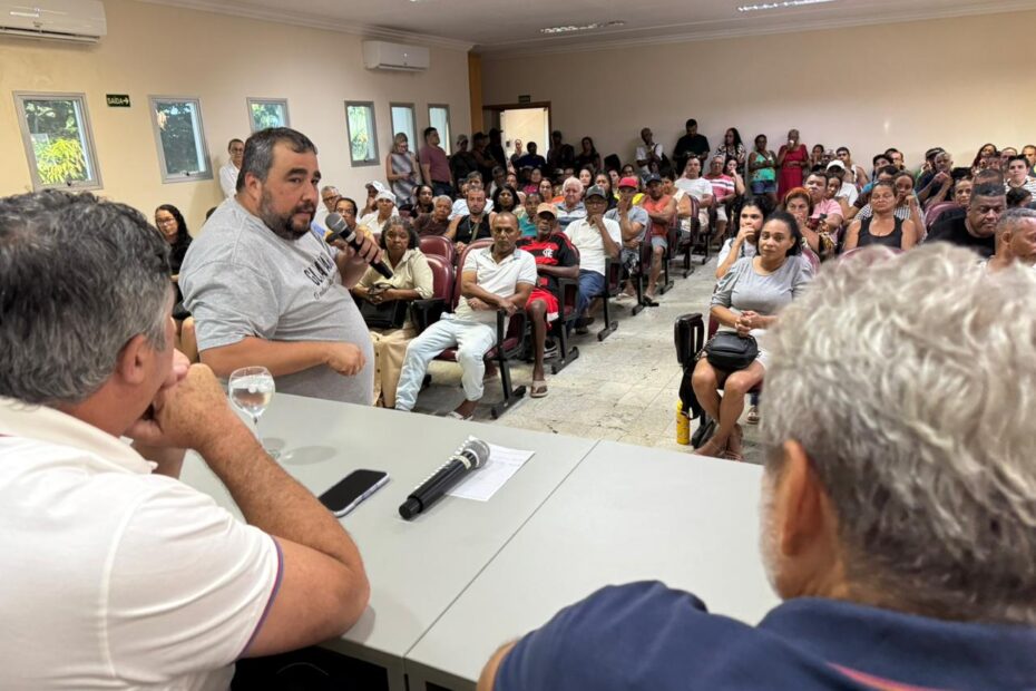 Imagem de servidores da Prefeitura de Guarapari discutindo o Ticket Peixe, promovendo o consumo de pescado local.