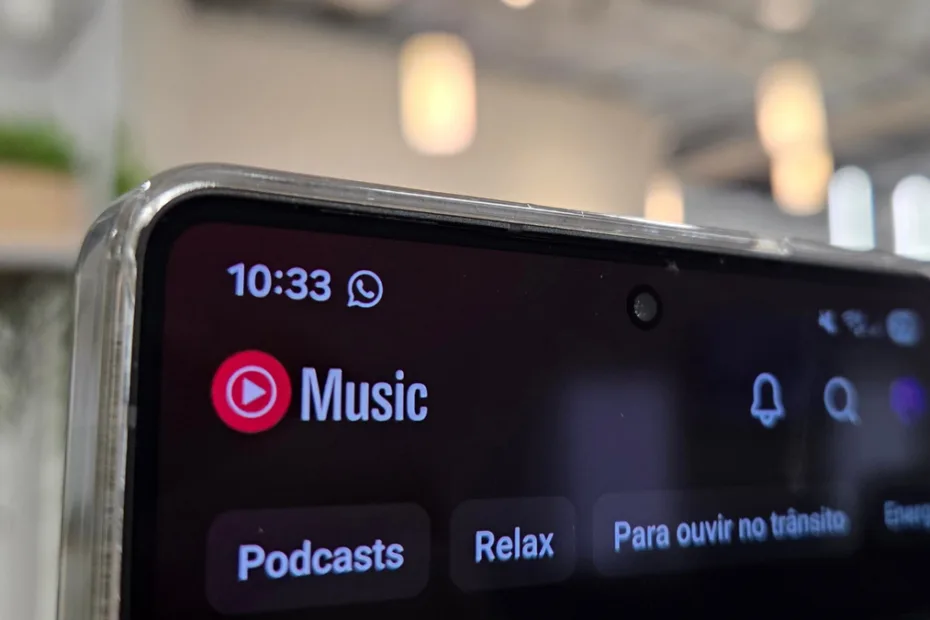 Imagem de tela do YouTube Music mostrando a nova funcionalidade de ordenação de playlists por título de faixa e artista.