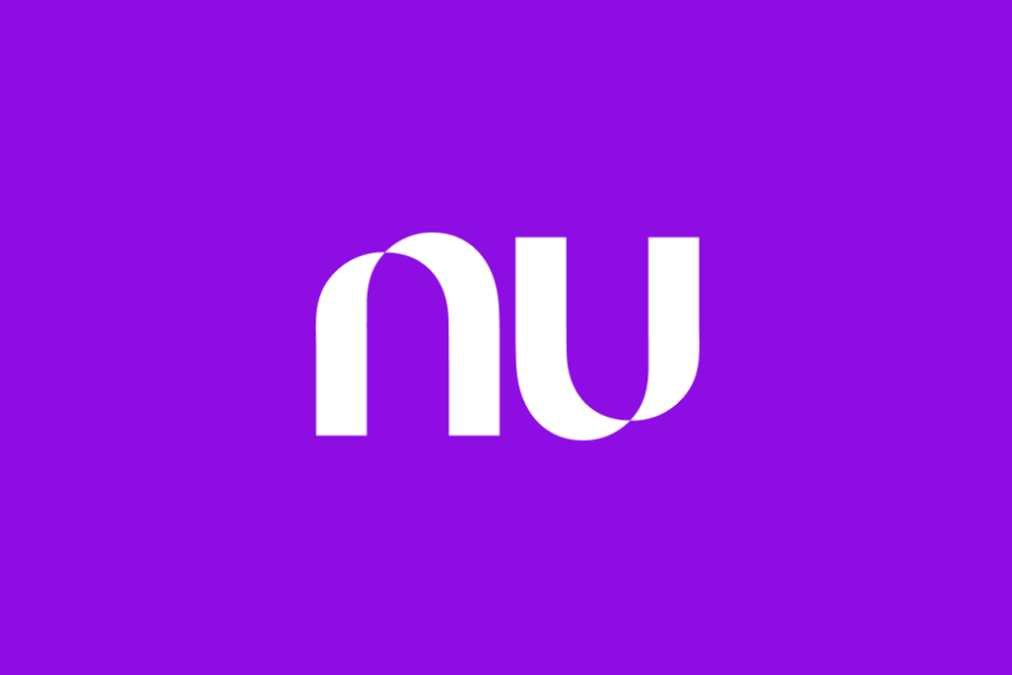Imagem de um cartão de crédito Nubank e smartphone exibindo a conta digital, destacando inovação e facilidades financeiras.