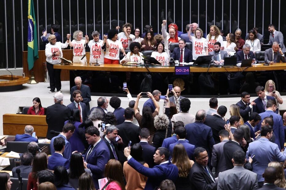 Imagem de um debate sobre jornada de trabalho, com representantes discutindo propostas para 38 milhões de trabalhadores no Br