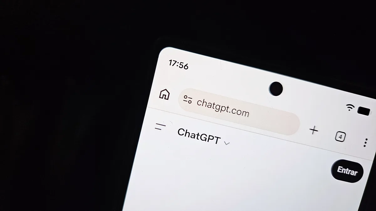 Imagem de uma pessoa utilizando o ChatGPT em um computador, destacando como a inteligência artificial pode aumentar a.