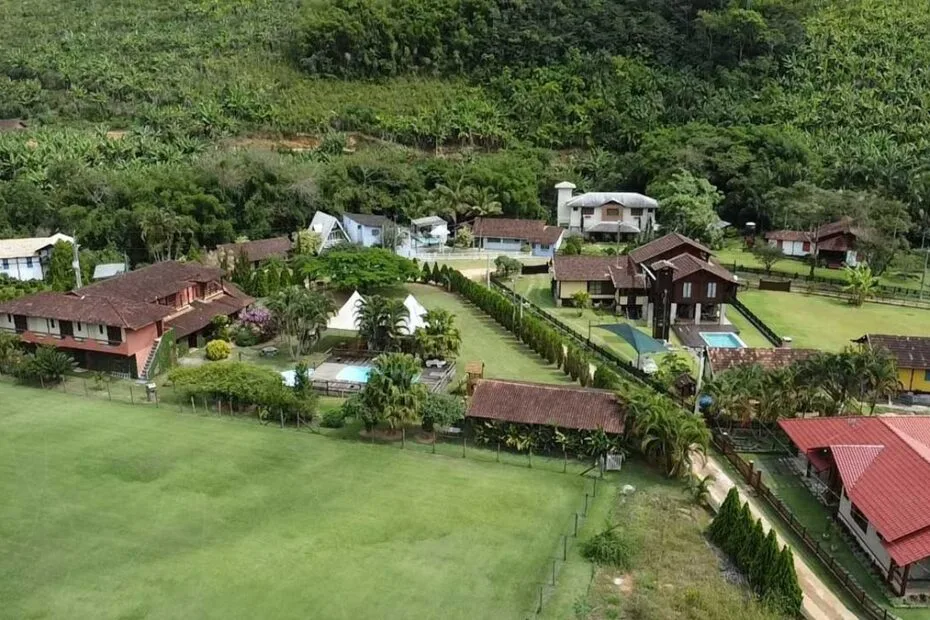 "Imagem do Arraiá da Pestalozzi com famílias reunidas, comidas típicas e música animada em Alfredo Chaves."