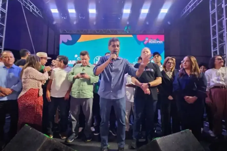 Imagem do governador Ricardo Ferraço durante o lançamento do Fundo Cidades 2026 na Feira dos Municípios, na Serra.
