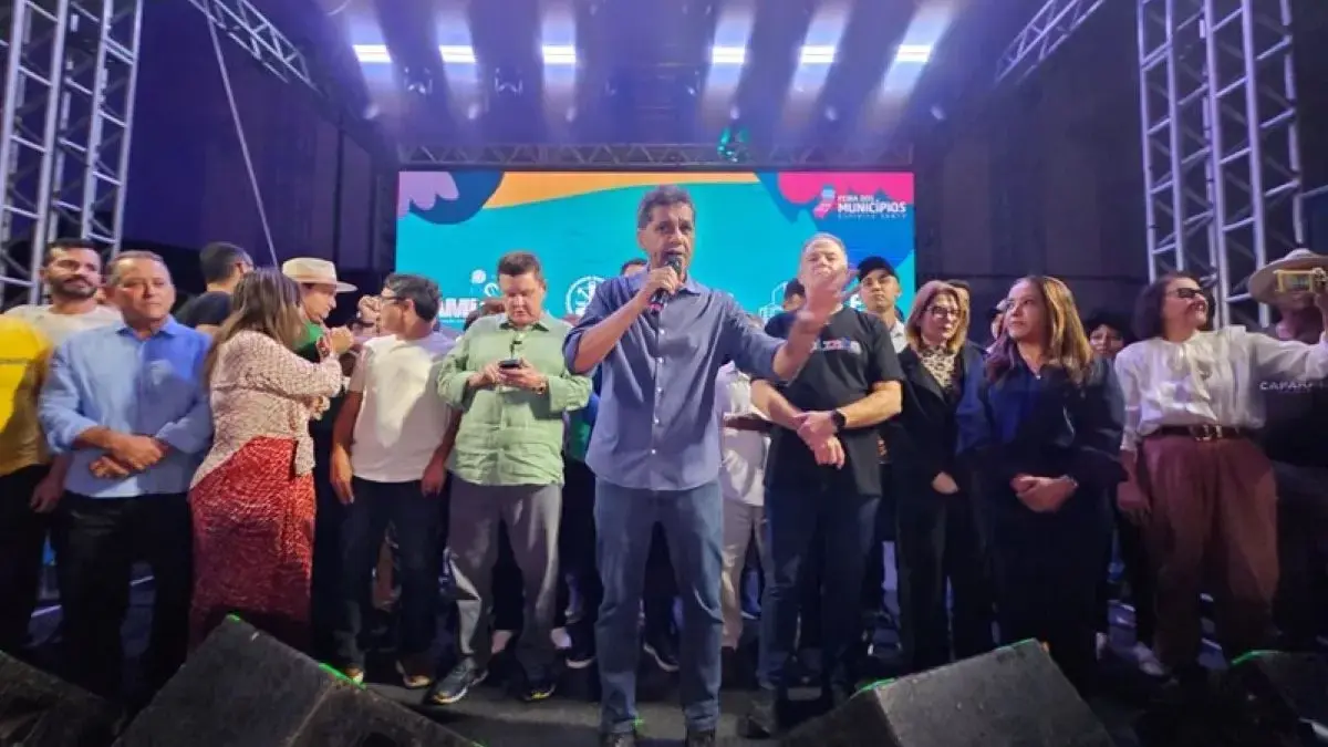 Imagem do governador Ricardo Ferraço durante o lançamento do Fundo Cidades 2026 na Feira dos Municípios, na Serra.