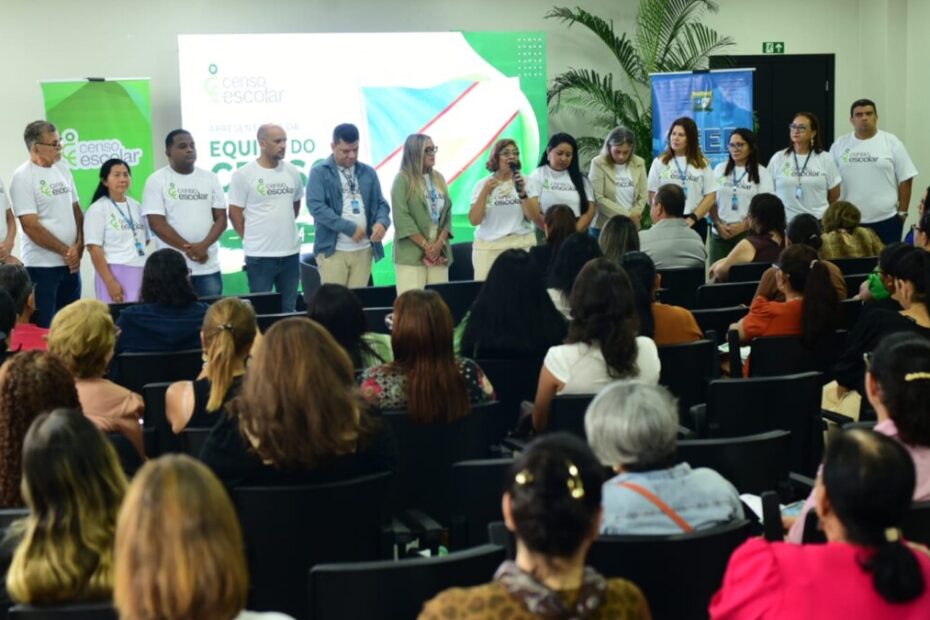 Imagem do lançamento do Censo Escolar 2026 pela Seed de Roraima, com participantes no auditório discutindo educação básica.