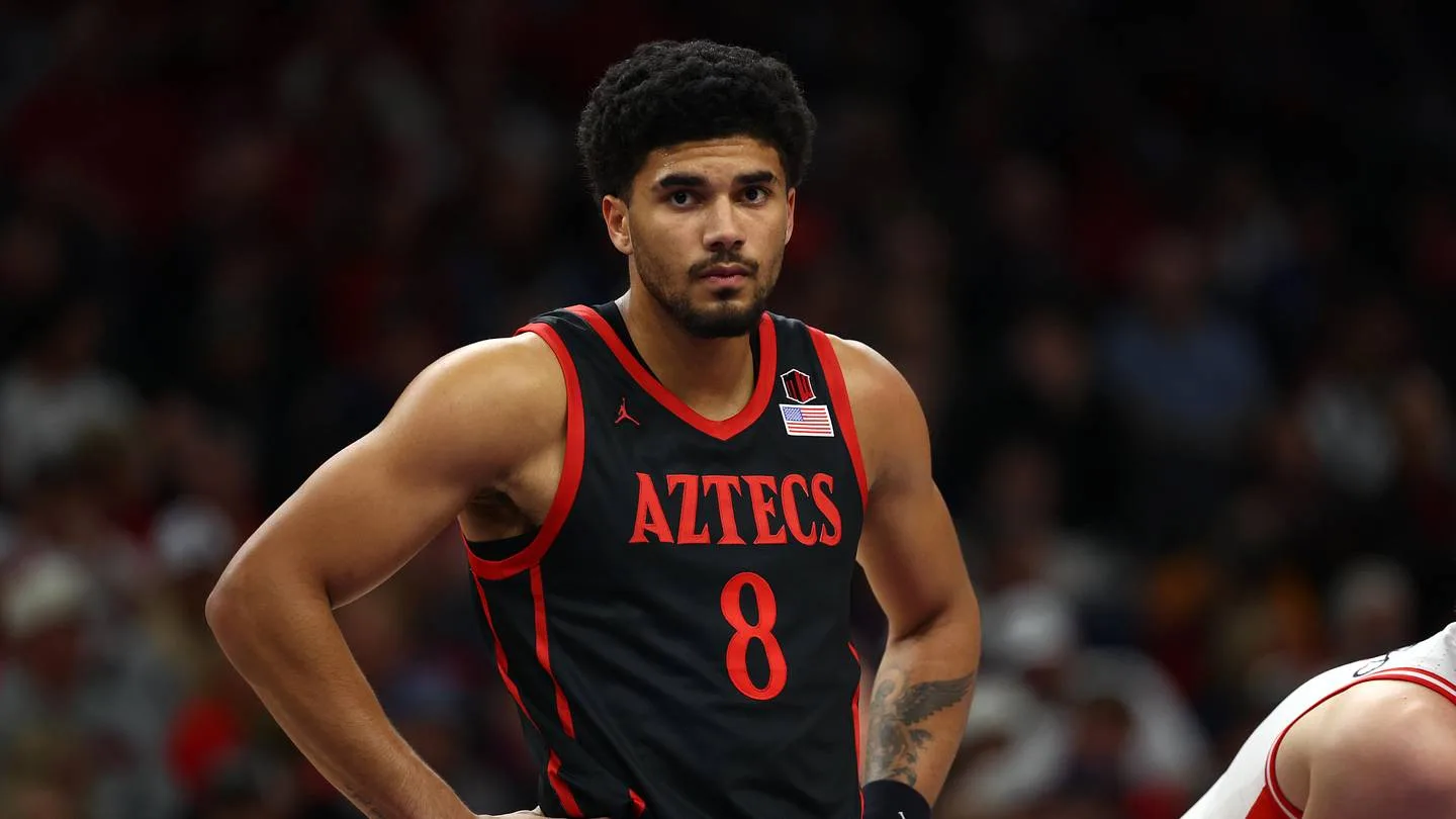 "Jogadores de San Diego State Aztecs treinam sob a orientação de Brian Dutcher, prontos para a Pac-12 2026-27."